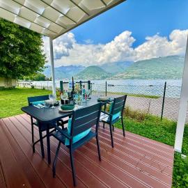 Bungalow MAREA Lido di Colico, direkt at the lake & in center & near Ferry to Bellaggio, hotel din Colico