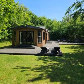 Oak Tree Lodge with Hot Tub near Alton Towers, hotel in Croxden