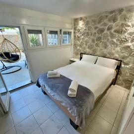 Modern Central Studio with Garden