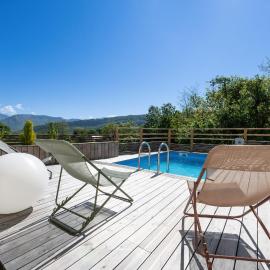 Appartement avec piscine & terrasse vue montagne, hotel v destinácii Annecy