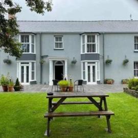 OYO Lamphey Hall، فندق في بيمبروك