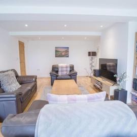 Superb 2 bedroom town apartment, quiet location