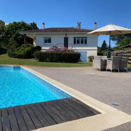 Maison Pierre 3 bedroom house with swimming pool, Hotel in Léon