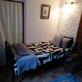 Ground Floor apartment-2 x single beds, TV,kitchen, own bathroom, patio