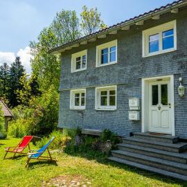 Mit Blick auf Bergwiesen - Familienfreundliches Bauernhaus im Westallgäu, hotel in Weiler-Simmerberg