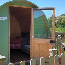 Green Dragon and Kitchen Pod - Sleeps 2 & Parking, hotel din Welshpool