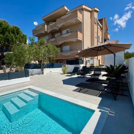 Apartments Toma, hotel in Novalja