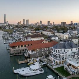 The Capone House-Historic Bayfront Home w/hot tub