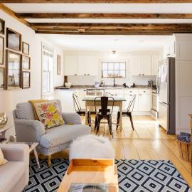 1830 Enchanting, Light-Filled Farmhouse Apartment, hotell sihtkohas Waitsfield