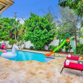 NEW Adorable Villa 7 min to Beach Trampoline