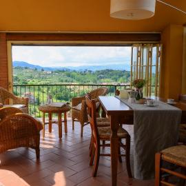 Villa panoramica con Jacuzzi privata tra Firenze & Lucca ,3 camere, 4 bagni, hotel in Serravalle Pistoiese
