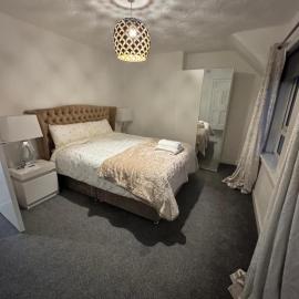 Chic & Cozy 2BR Semi-Detached, Hotel in Kilmarnock