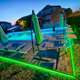 Apartments Lea with pool 2, hotelli kohteessa Malinska