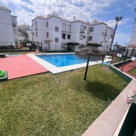 LAGUNA BEACH PISCINA- HOME RENt MALAGA, hotel in Torrox Costa