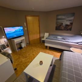 Rom 6 sentralt i Sogndal, hotel in Sogndal