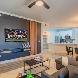 Relaxed 2BD King Bed Pool, Hot Tub, Gym, Parking