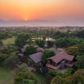 Nivaant Farms & Cottages - Nestled in lush greenery, offering a Swimming pool, Orchard, Jacuzzi & A spacious lawn with gazebo, Hotel in Karjat