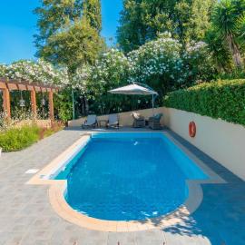 Blue Coast Suites - Seaside Retreat with Pool in Exclusive Kommeno, Hotel in Kommeno