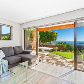 Zaria Sun Cottage, hotel in Gordonʼs Bay