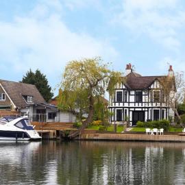 Lux 8Br Thamesfront Villa w Yacht & Sauna, Hotel in Staines-upon-Thames