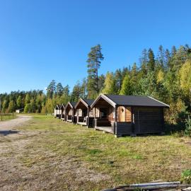 Ofvansjö Gård , Enkel stuga för övernattning på ett fd militärområde, хотел в Сандвикен