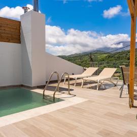 Riza apartment vith pool and Mountain View، فندق في Agios Thomas
