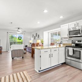 Family and Pet friendly ground level Condo, 4 mins to Silver Dollar City, Amazing Ozark Mountain Views