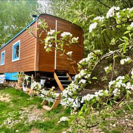 Maringotka a ubytování PodNebesí, hotel in Křemže