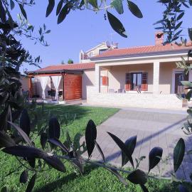 Apartments Mima, hotel in Zambratija