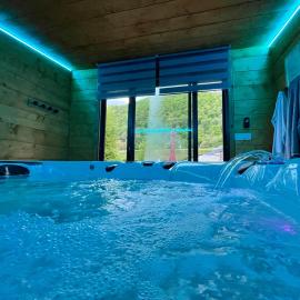 Le Hourmigué maison 130m2 avec jacuzzi à 15mn de Luchon, hotel in Cierp