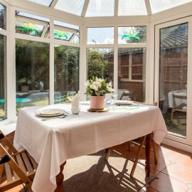 Cosy Homely House with Conservatory and Garden, hotel a Egham