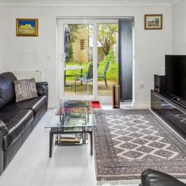 Urban Oasis - Modern 2B/2B Retreat Near Nature, hotel in Enfield Lock