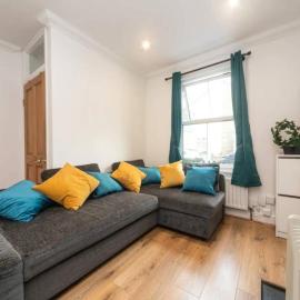 Charming Period Home near Surbiton with Garden, Hotel in London