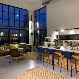 The grey house, hotel a Shomera