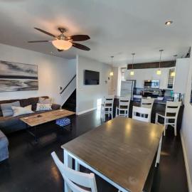 Vista Villa - 3 Bedrooms with Roof Top Deck!
