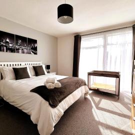 Spacious Family Bungalow with Garden for up to 7, hotel a Epsom