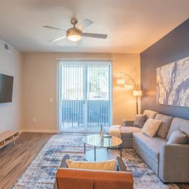 Spacious 2BD - Gym, Pool, Parking, W-D - Sleeps 8, hotel v destinaci Tempe