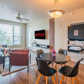 Trendy 2BD Gym Pool Parking WD Sleeps 8
