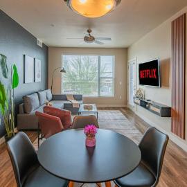 Trendy 2BD Gym Pool Parking WD Sleeps 8, hotel in Tempe