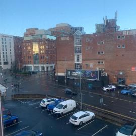 Large 2 bedroom 2 bathroom x6 person city center apartment with free underground parking, hotel em Belfast