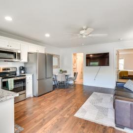 < 1 Mi to Tubing: Sleek Condo in Downtown Helen, hotel en Helen