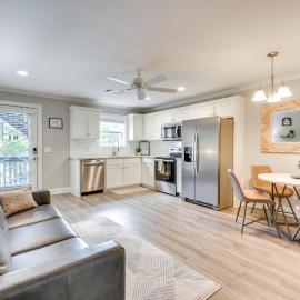 Walk to Main St & River: Downtown Helen Condo, hotell sihtkohas Helen