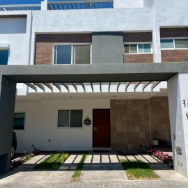 house with a roof, hotel u gradu Hércules