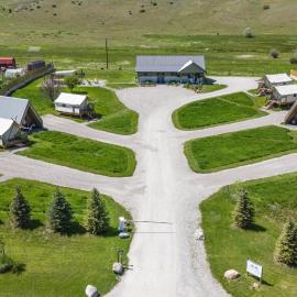 Tiny Town Campground، فندق في Emigrant