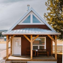 Eagle - Cozy tiny home with mountain views โรงแรมในนอร์ดเอค