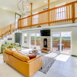 Lake Taneycomo Views: Family-Friendly Cabin!, Hotel in Forsyth