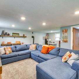 3 Mi to Erie Canal: Home w/ Hot Tub in Holley!, hotel v destinaci Holley