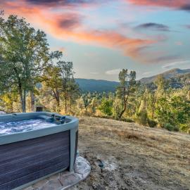Hilltop Haven- Bright and Modern Cabin w/ hot tub and stunning views