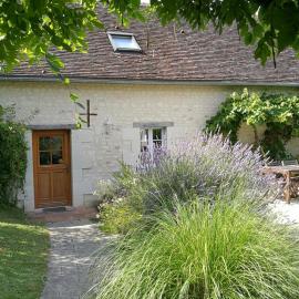 Gîte authentique à Brizay avec jardin privé et piscine, Hotel in Brizay