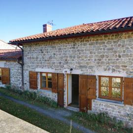 Gîte authentique et confortable pour 6 dans le Forez, hotel in Essertines-en-Châtelneuf